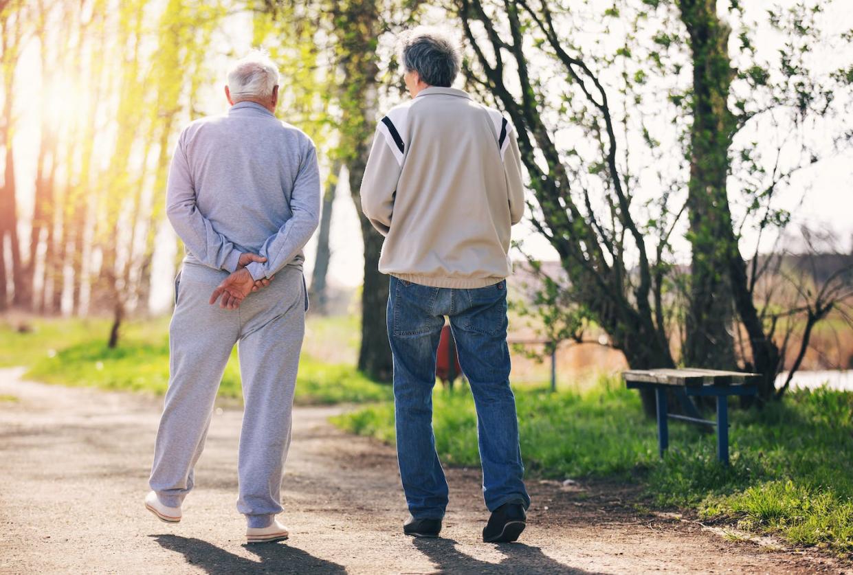 shutterstock <a href="https://www.shutterstock.com/es/image-photo/view-behind-adult-son-walking-his-610365329" rel="nofollow noopener" target="_blank" data-ylk="slk:adriaticfoto/Shutterstcok;elm:context_link;itc:0;sec:content-canvas" class="link ">adriaticfoto/Shutterstcok</a>