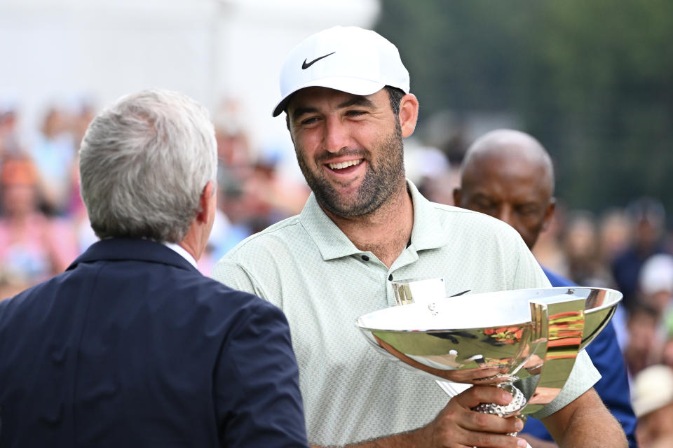 ATLANTA, GEORGIA - 1 WRZEŚNIA: Komisarz PGA TOUR Jay Monahan wręcza Scottiemu Schefflerowi ze Stanów Zjednoczonych Puchar FedEx po zwycięstwie w turnieju TOUR Championship w East Lake Golf Club 1 września 2024 r. w Atlancie w stanie Georgia. (Zdjęcie: Tracy Wilcox/PGA TOUR via Getty Images)