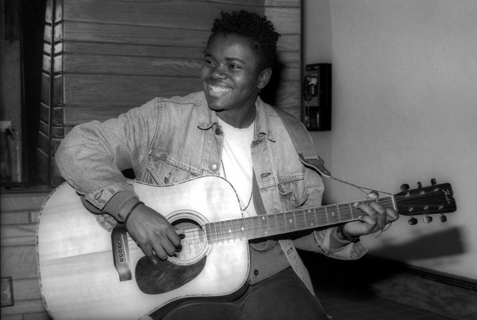 tracy chapman playing a guitar