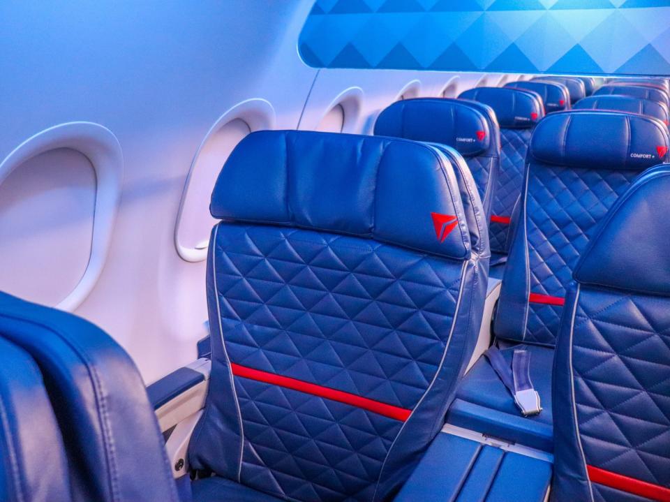 Delta Air Lines First Class Minneapolis to New York Airbus A320