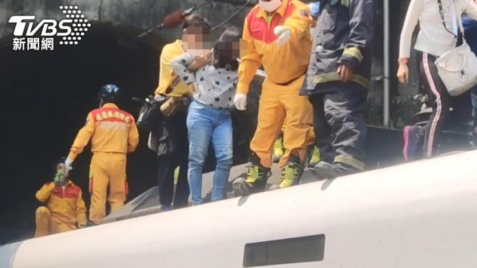 太魯閣號出軌釀嚴重死傷，乘客爬車頂逃生。（圖／TVBS）