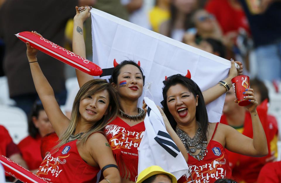 South Korea fans pose before the 2014 World Cup Group H soccer match between Belgium and South Korea at the Corinthians arena in Sao Paulo June 26, 2014. REUTERS/Ivan Alvarado (BRAZIL - Tags: SOCCER SPORT WORLD CUP)