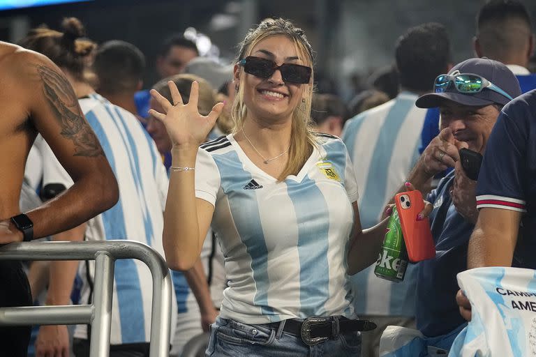 Una de los miles de hinchas argentinos que coparon el estadio de Inter de Miami, anoche