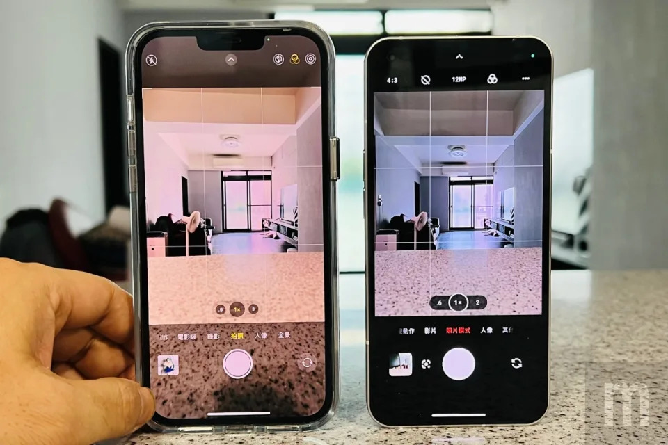 ▲從頂光為黃光時的拍攝預覽畫面來看，可以看見左邊的iPhone 13 Pro Max出現色偏與過曝情況，但是在右側的Nothing Phone (1)卻可以維持接近原色表現，同時也不太有過曝情況