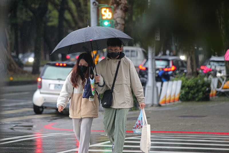 ▲明（26）日寒流減弱氣溫回升，不過週三（12/28）開始東北季風增強，一直到跨年夜當天北台灣都維持濕冷的天氣型態。（圖／記者葉政勳攝）