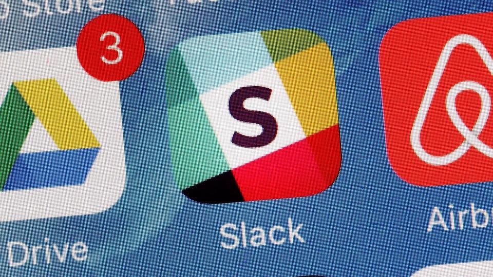 Die Slack App auf dem Display eines Handys. Foto: Mark Lennihan/AP