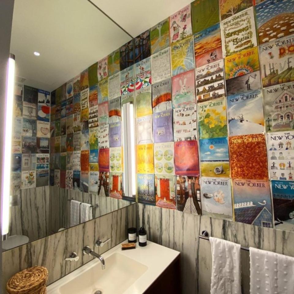 La modelo tiene en su casa otro baño más pequeño y ha decorado una de sus paredes con cuadros de portadas clásicas de la revista ‘The New Yorker’. (Foto: Instagram / <a href="http://www.instagram.com/p/CDEq8WDnRpv/" rel="nofollow noopener" target="_blank" data-ylk="slk:@gigihadid;elm:context_link;itc:0;sec:content-canvas" class="link ">@gigihadid</a>).