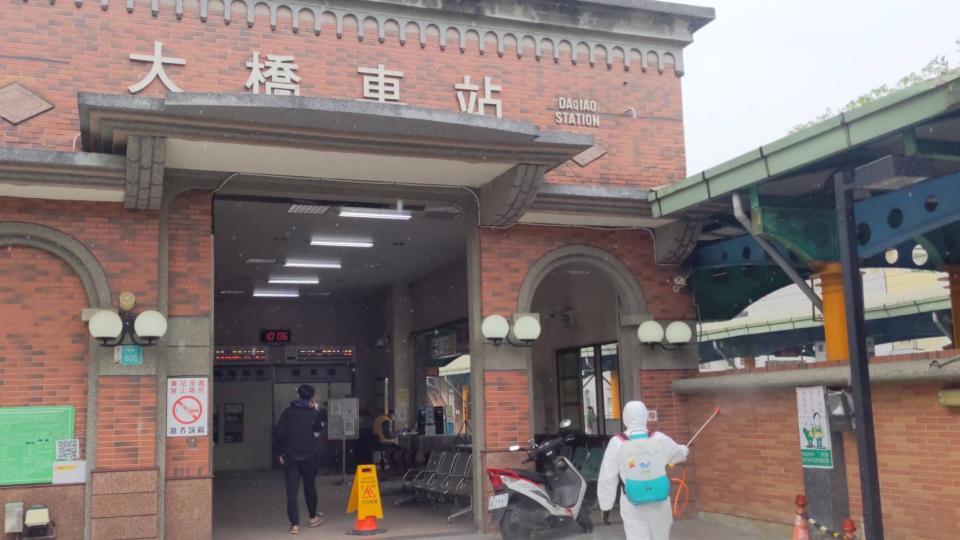 防疫人員到台鐵永康大橋站完成消毒。（衛生局提供）