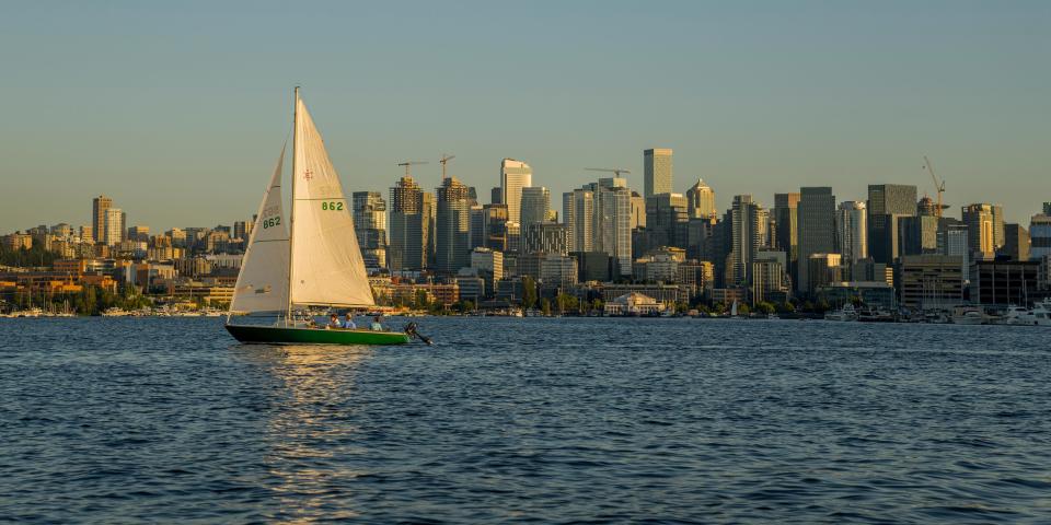 People sailing on Lake Union with the Seattle skyline in background, Seattle, Washington State, USA.