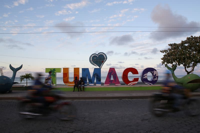 Personas montan en motocicletas en Tumaco