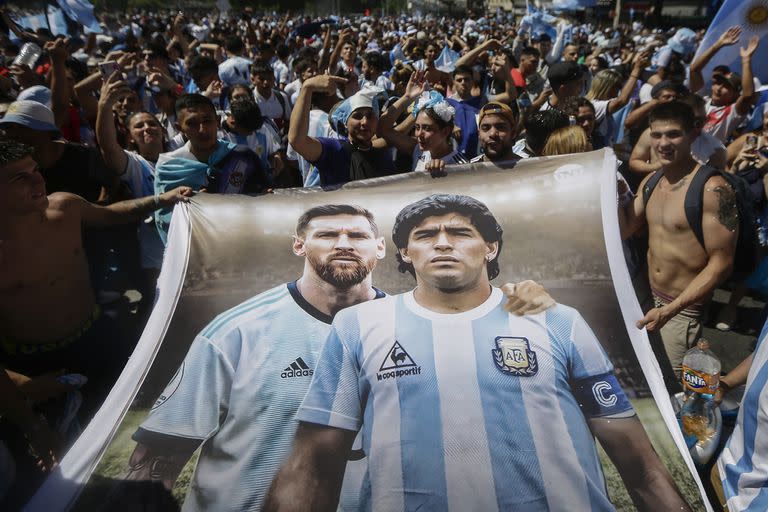 En el Obelisco, los hinchas y una bandera con Messi y Diego Maradona