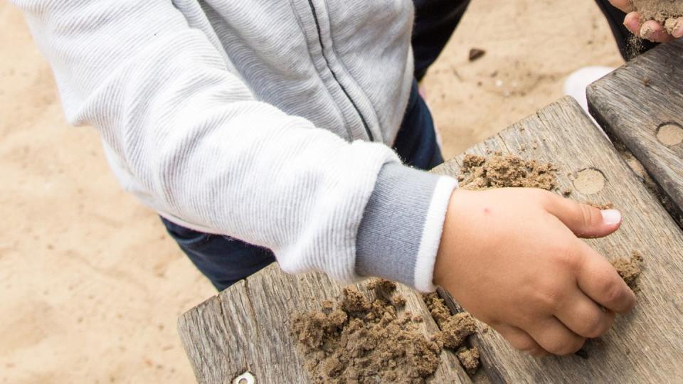 Autisten stehen derzeit vor großen Herausforderungen - vieles ist für sie jetzt noch anstrengender als sonst. Auch die Eltern betroffener Kinder stehen unter zusätzlichem Druck.