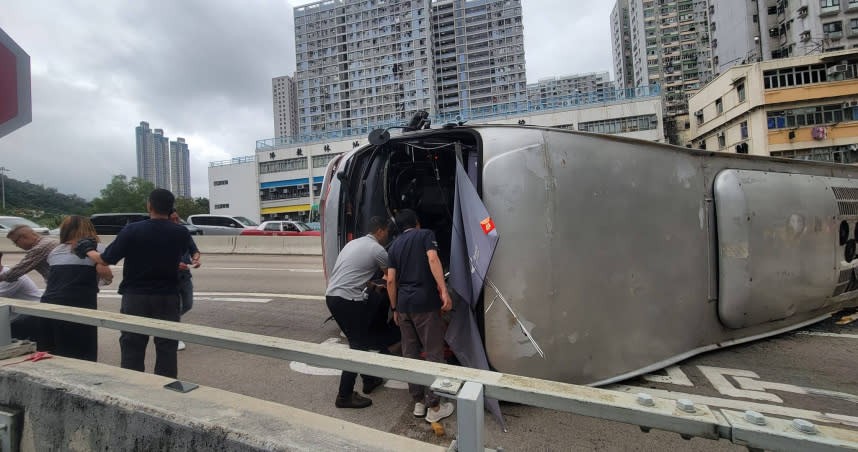 香港荃灣大窩口德士古道今（16日）發生1起重大車禍，至少22人傷。（圖／翻攝自荃灣、新區、大窩口、葵涌、青衣街坊資訊分享討論平台臉書）