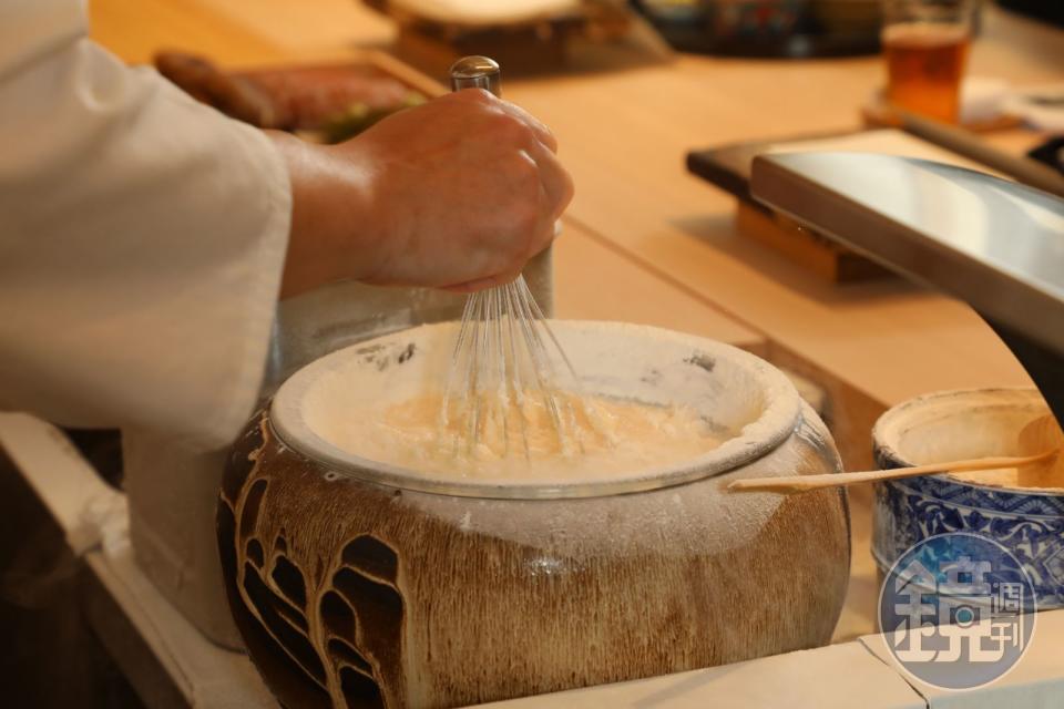 以獨特手法攪拌麵糊，避免打出麵粉筋性。