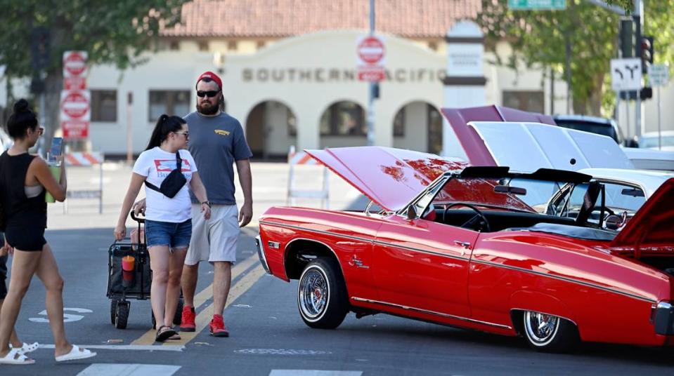 Autos del Impalas Car Club se alinean en la J Street como parte del Park n Shine durante la celebración de las Leyendas del Cruise en la 10th Street Plaza de Modesto, California, el miércoles 5 de junio de 2024.