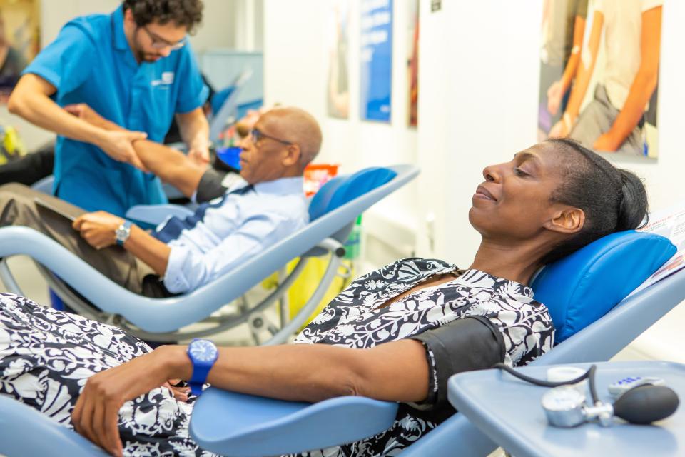 Lord Simon Woolley (izquierda) y Dame Sharon White donaron sangre como parte de los esfuerzos para crear conciencia sobre la escasez de donantes negros (Rich Barr/PA) 