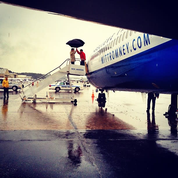 Mitt Romney grabs an umbrella from an aide upon landing in Newport News, VA - <a href="https://twitter.com/hollybdc" rel="nofollow noopener" target="_blank" data-ylk="slk:@hollybdc;elm:context_link;itc:0;sec:content-canvas" class="link ">@hollybdc</a>, via Twitter