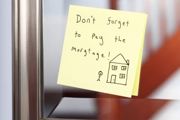 Post-it note with mortgage reminder on mirror