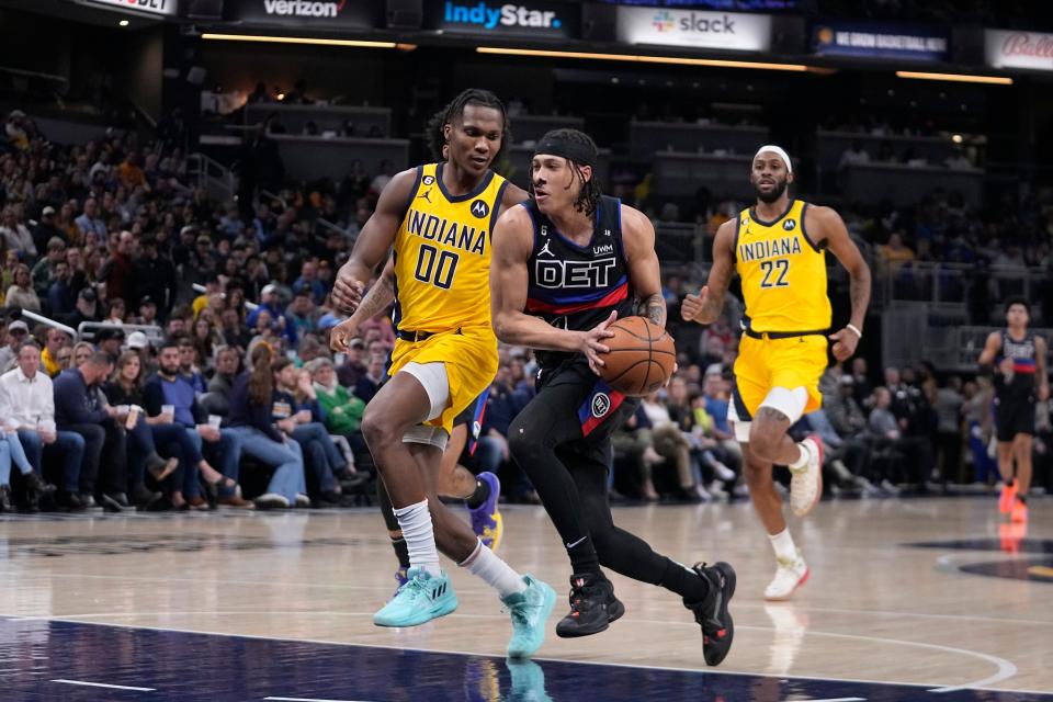 Detroit Pistons guard R.J. Hampton (14) goes to the basket against Indiana Pacers guard Bennedict Mathurin (00) during the first half at Gainbridge Fieldhouse in Indianapolis on Friday, April 7, 2023.