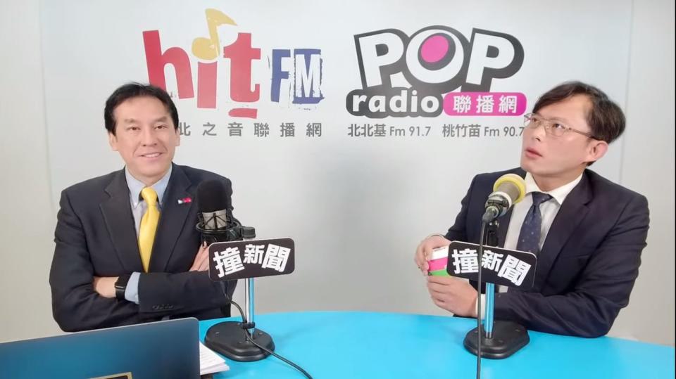 宣布退黨後，黃國昌（右）今上黃暐瀚（左）直播談退黨心路歷程。（翻攝自POP Radio聯播網 官方頻道YouTube）