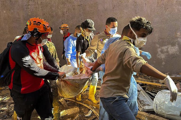 Rescatistas trasladan el cuerpo de una persona afectada por la tormenta en Derna