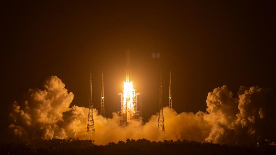 Die Rakete vom Typ «Langer Marsch 5» startet vom Wenchang Space Launch Center Richtung Mond.