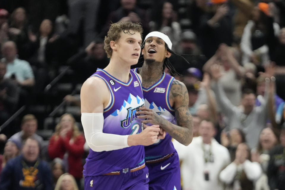 Lauri Markkanen del Jazz de Utah celebra con Jordan Clarkson tras anotar durante el partido de la NBA contra los Suns de Phoenix, el viernes 18 de noviembre de 2022, en Salt Lake City. (AP Foto/Rick Bowmer)