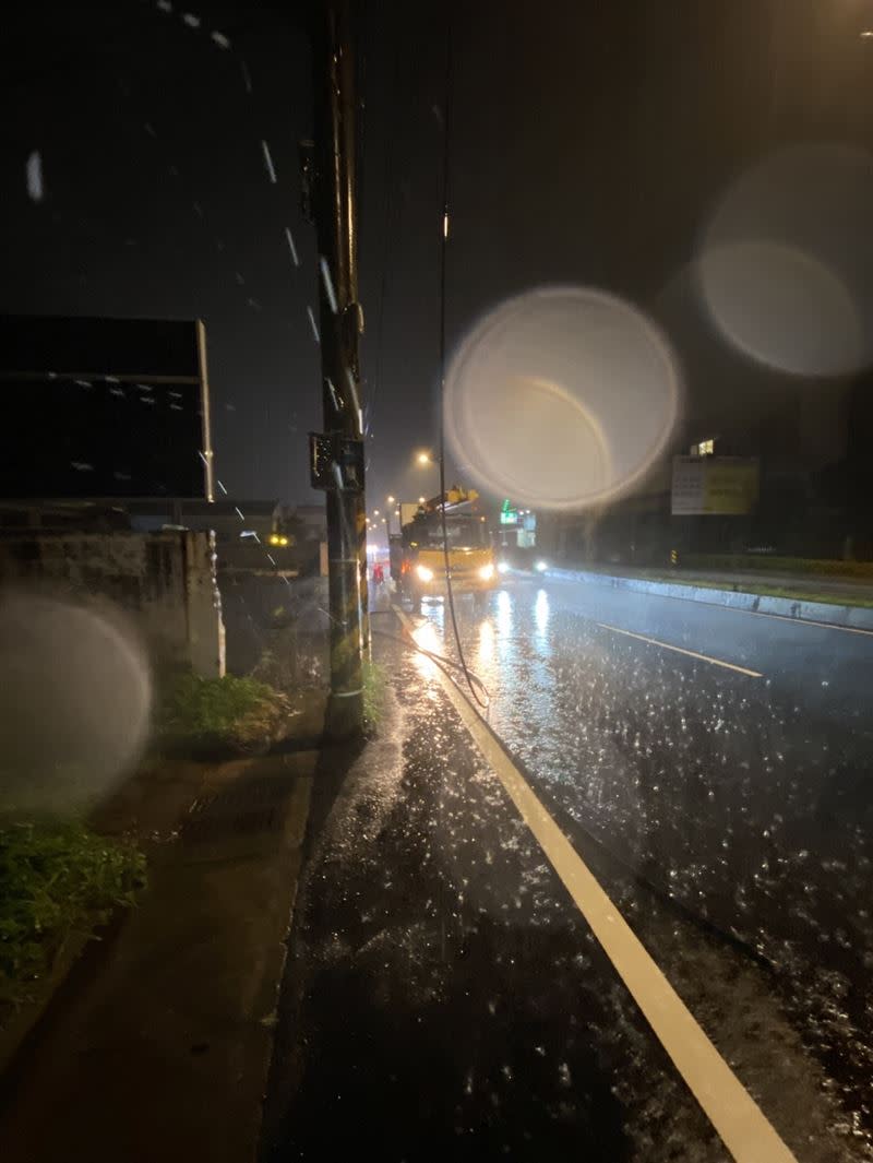 台電人員冒雨搶修中。（圖／翻攝畫面）