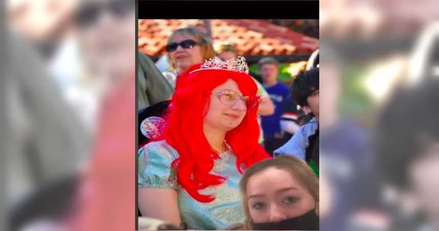 美國一名女網友發布影片，分享6歲時家人與去迪士尼樂園遊玩，曾遇過知名殺人犯吉普希。（圖／翻攝自抖音）