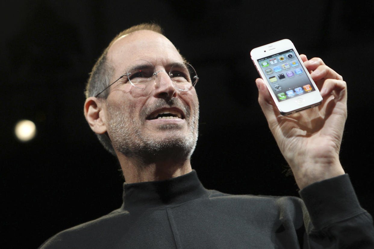 Apple CEO Steve Jobs poses with the new iPhone 4 during the Apple Worldwide Developers Conference in San Francisco, California, June 7, 2010.  REUTERS/Robert Galbraith  (UNITED STATES - Tags: SCI TECH)