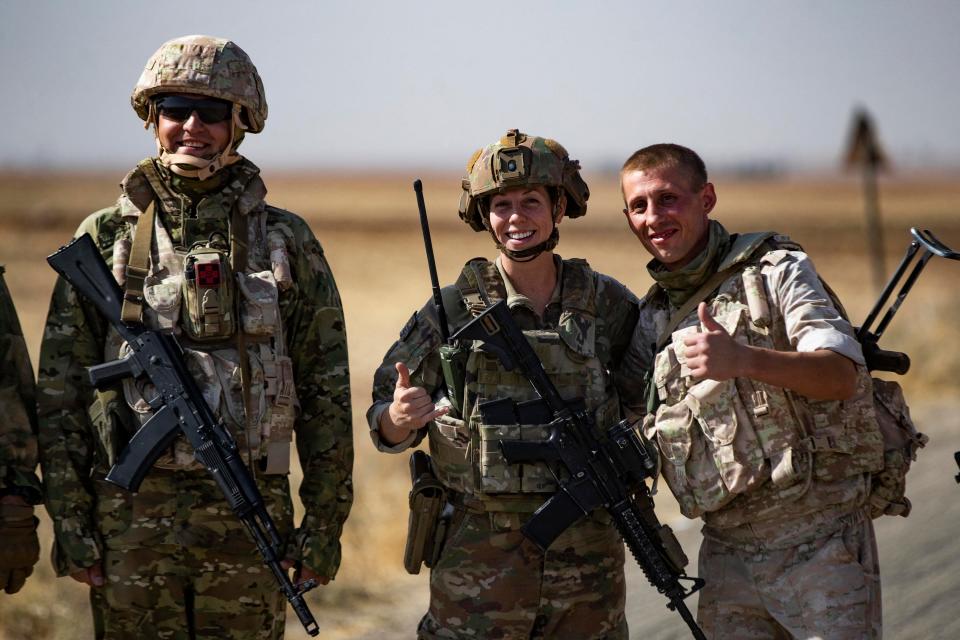 soldiers posing for photo with thumbs up