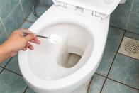 <p>Backpulver eignet sich wunderbar zum Putzen. Wenn Sie hässliche Verfärbungen in der Toilette loswerden wollen, streuen Sie es auf die betroffenen Stellen. Lassen Sie das Pulver eine Weile einwirken. Dann die Toilette spülen und ordentlich nachschrubben. Von den Ablagerungen sollte nun nichts mehr zu sehen sein. (Bild: iStock / ThamKC)</p>