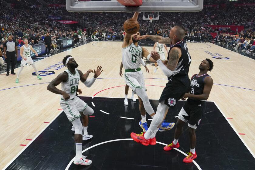 Jayson Tatum, alero de los Celtics de Boston, realiza una clavada en el partido ante los Clippers de Los Ángeles, el sábado 23 de diciembre de 2023 (AP Foto/Eric Thayer)