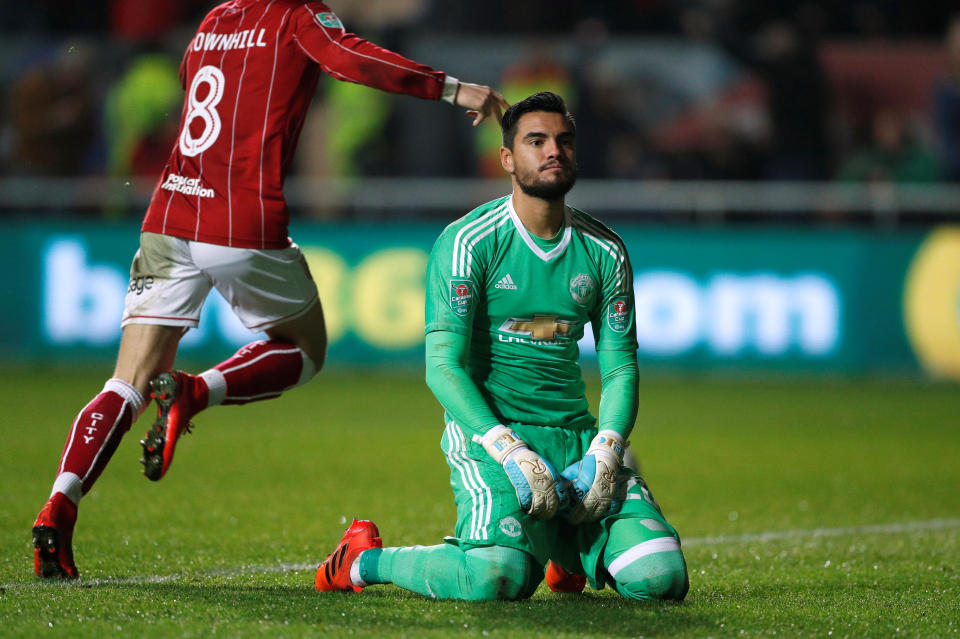 <p>Déjà pas très rassurante défensivement, l’Argentine doit en plus se passer de son gardien numéro 1 : Sergio Romero. La place de titulaire se jouera désormais entre Willy Caballero, remplaçant cette saison à Chelsea, et Franco Armani, auteur de prestations remarquées dans les cages de River Plate. </p>