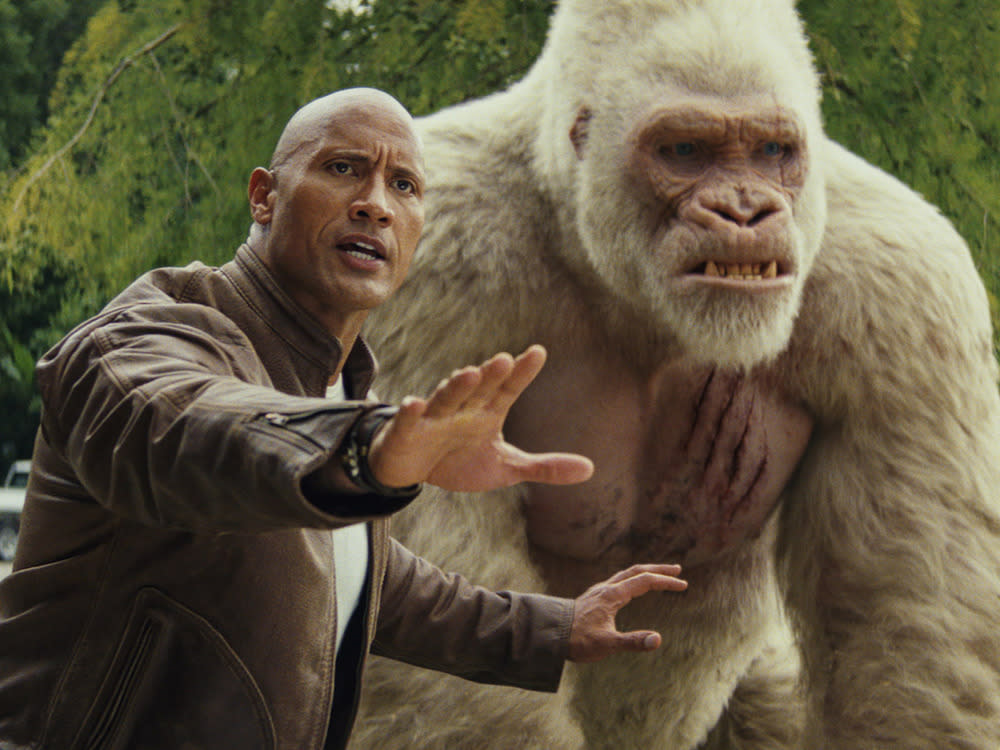 Dwayne Johnson alias Davis Okoye mit Gorilla George in "Rampage - Big Meets Bigger". (Bild: 2018 Warner Bros. Entertainment Inc. and RatPac-Dune Entertainment LLC)