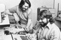 <b>1976 – Die Geburtsstunde von Apple Computer</b><br>Der Anfang: Am 1. April 1976 gründen Steve Jobs (links), Steve Wozniak (rechts) und Ronald Wayne die Firma Apple Computer. Von millionenschweren Investoren, wie es sie heute gibt, konnte man damals nur träumen. Das Startkapital der drei Freunde: 1.750 US-Dollar (etwa 1.300 Euro) aus dem Verkauf von Wozniaks Hewlett-Packard-Taschenrechner und Jobs VW-Bus. (Bild: dpa)