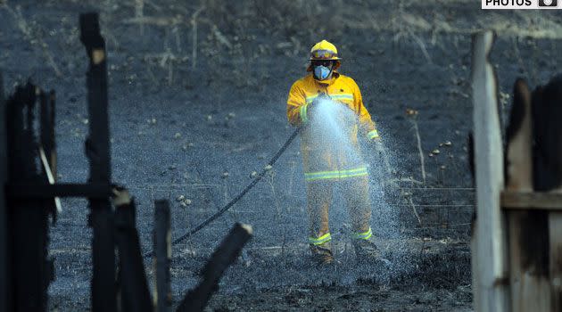 Australian bushfires: A firefighter extinguishes a grassfire in Sunbury north of Melbourne. Photo: AAP