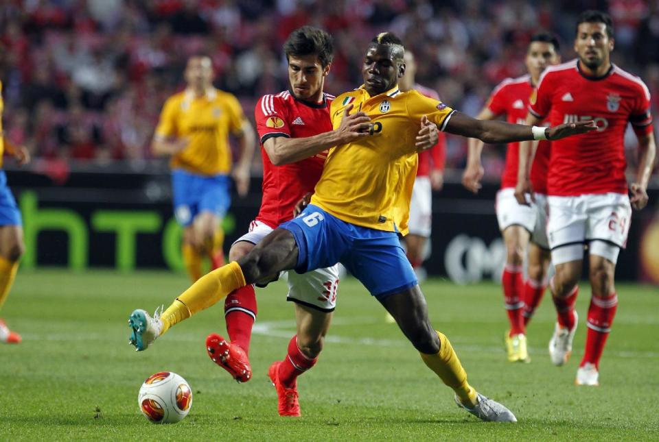 Juventus' Paul Pogba, right, from France, vies for the ball with Benfica's Andre Gomes during the Europa League semifinal first leg soccer match between Benfica and Juventus at Benfica's Luz stadium in Lisbon, Thursday, April 24, 2014. (AP Photo/Francisco Seco)