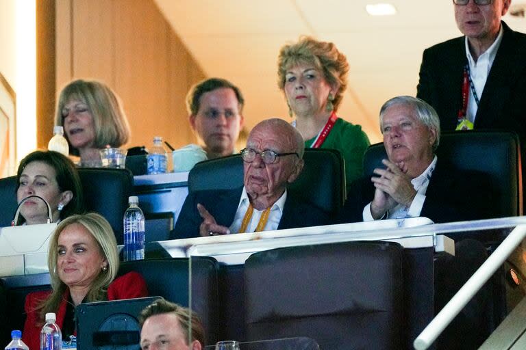 Rupert Murdoch, junto al senador Lindsay Graham, en la Convención Nacional Republicana, en el Fiserv Forum en Milwaukee, el 17 de julio de 2024. (Jamie Kelter Davis/The New York Times)