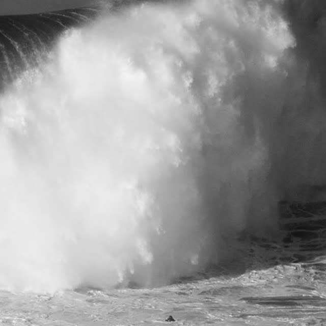 Andrew Cotton siendo revolcado en Nazare. Foto: Instagram Andrew Cotton