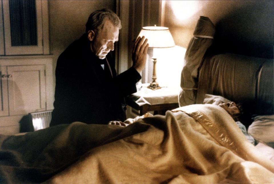 Max Von Sydow & Linda Blair Film: The Exorcist (USA 1973) Characters: Father Merrin & Regan  Director: William Friedkin 26 December 1973   **WARNING** This Photograph is for editorial use only and is the copyright of WARNER BROS. and/or the Photographer assigned by the Film or Production Company and can only be reproduced by publications in conjunction with the promotion of the above Film. A Mandatory Credit To WARNER BROS. is required. The Photographer should also be credited when known. No commercial use can be granted without written authority from the Film Company.