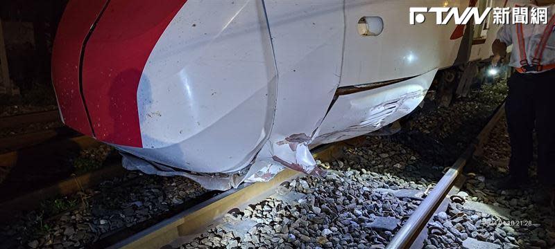 台鐵公司表示，445次普悠瑪號行經和平站南端，疑似撞擊掉落在鐵軌上的落石，造成第1車北端2軸出軌。（圖／翻攝畫面）