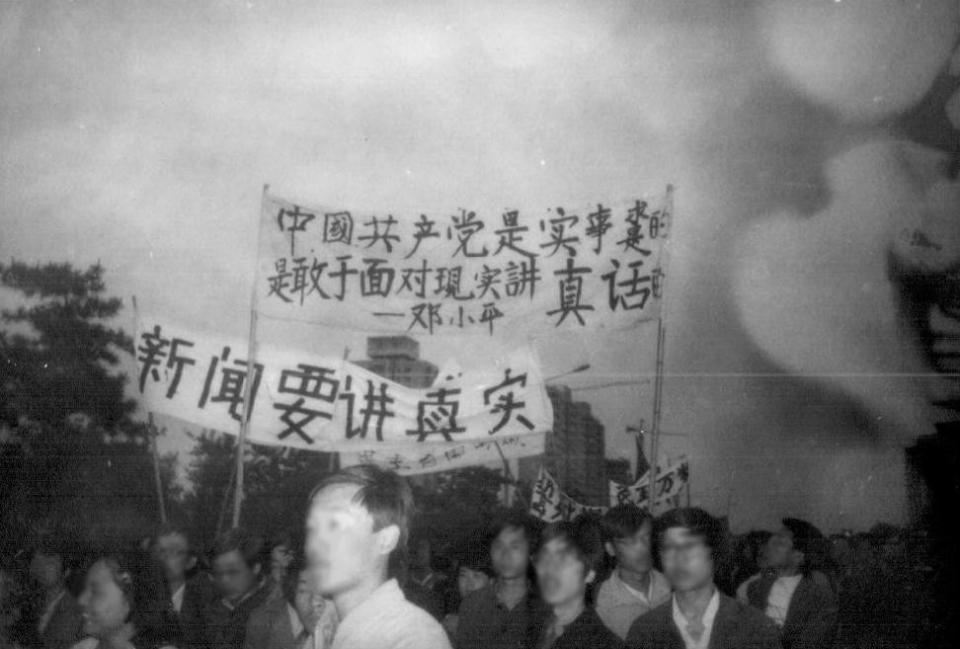 遊行隊伍有人高舉鄧小平語錄：「中國共產黨是實事求是的，是敢於面對現實講真話的」。網上圖片