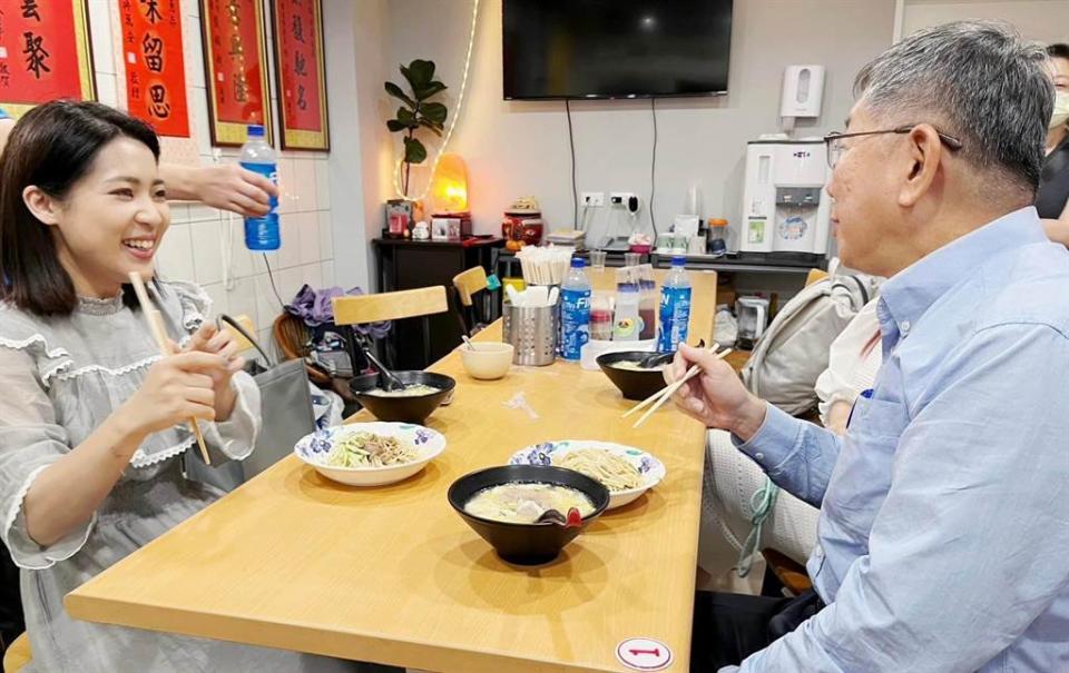 徐巧芯４月8日曬出與柯文哲合照，還謝謝好久不見的柯文哲給她鼓勵。   圖：取自徐巧芯臉書