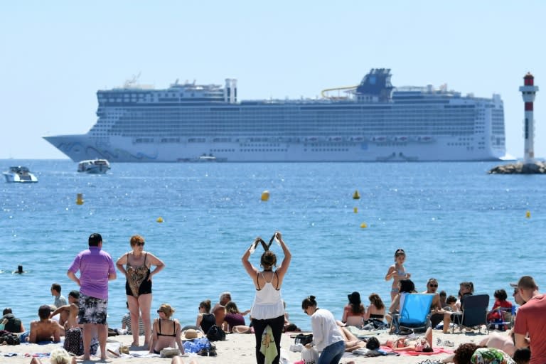 Le paquebot Norwegian Epic à l'ancre au large de Cannes lors de la 71e édition du Festival le 18 mai 2018 (LOIC VENANCE)