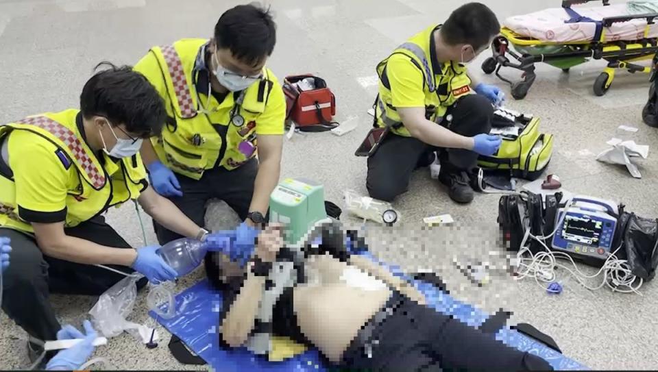竹縣消防局高級救護員接手，搶救心肌梗塞病患。（圖：消防局提供）