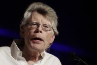 <p>Der Streit zwischen US-Präsident Donald Trump und Hollywood-Regisseur Stephen King auf Twitter geht in die nächste Runde: „Donald Trump hat mich auf Twitter blockiert. Ich blocke ihn jetzt, IT oder Mr. Mercedes zu sehen. Keine Clowns für dich, Donald. Go float yourself (anders für „Go fuck yourself“).“ „It“ (Es) ist die neueste Stephen-King-Verfilmung. Der Horror-Streifen kommt im September in die deutschen Kinos. Mr. Mercedes ist eine US-Thriller-Serie, die auf einem gleichnamigen Roman von King aus dem Jahr 2014 basiert. (Bild: AP Images) </p>