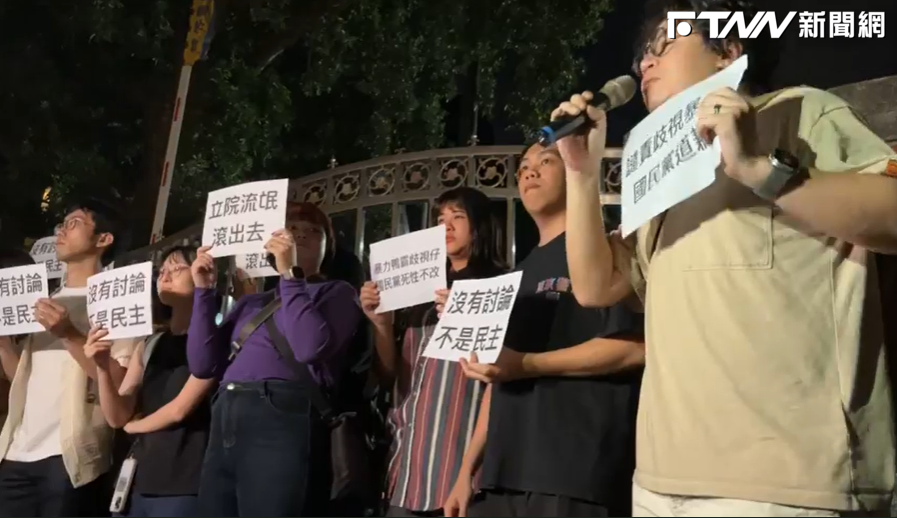 青年學生聚集在立法院前喊口號抗議，隨著場內表決推進，立院外人潮也不斷聚集。（圖／臉書「公投護台灣聯盟」 ）