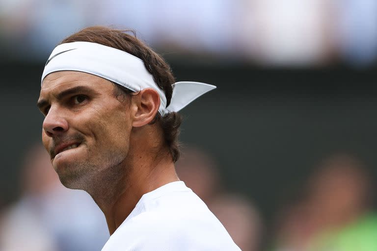 El gesto de preocupación de Nadal a su equipo durante la victoria ante Fritz en los cuartos de final de Wimbledon: padece una lesión abdominal. 