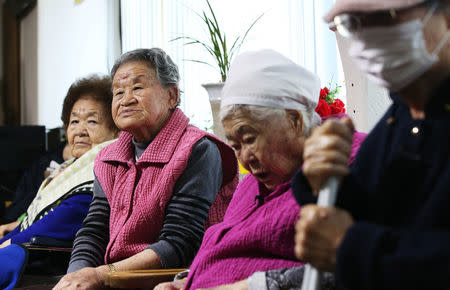 Former South Korean "comfort women" watch a news report as they wait for the result of meeting between foreign ministers of South Korea and Japan at the "House of Sharing," a special shelter for former "comfort women", in Gwangju, South Korea, December 28, 2015. REUTERS/Hong Ki-won/Yonhap